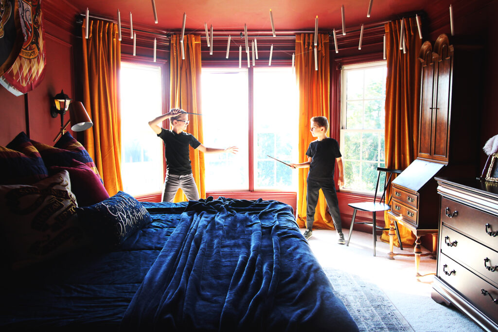 Kids Will Love This: How To Decorate a Bedroom Like Hogwarts - Red