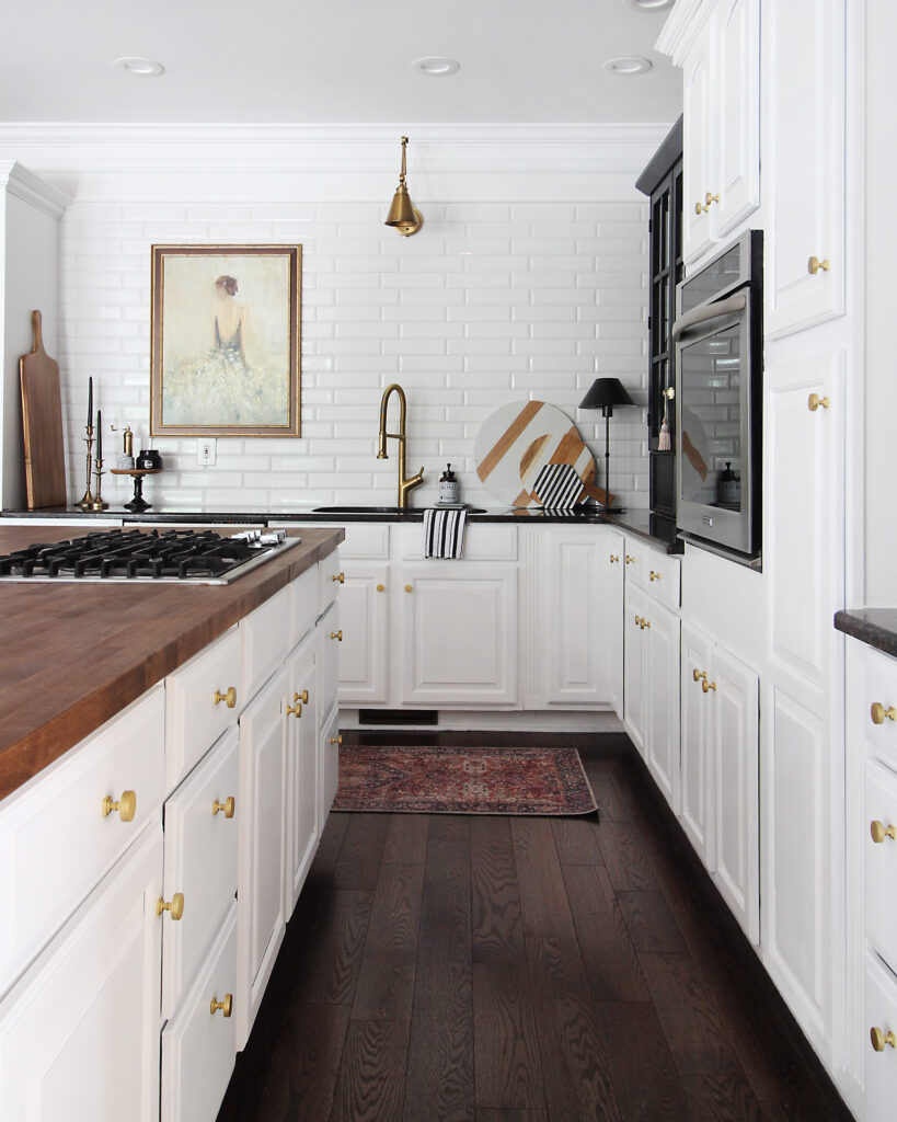 Kitchen Utilizing Gold Knobs On White Cabinets