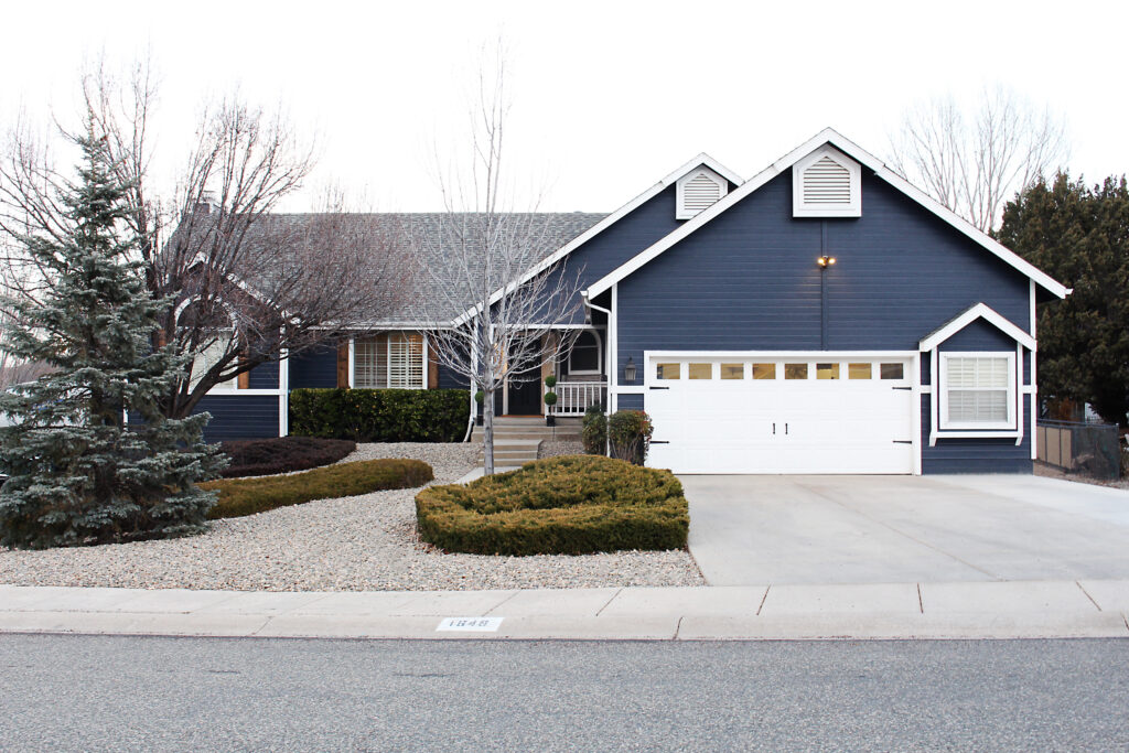 Best blue paint colors: navy blue and white home exterior