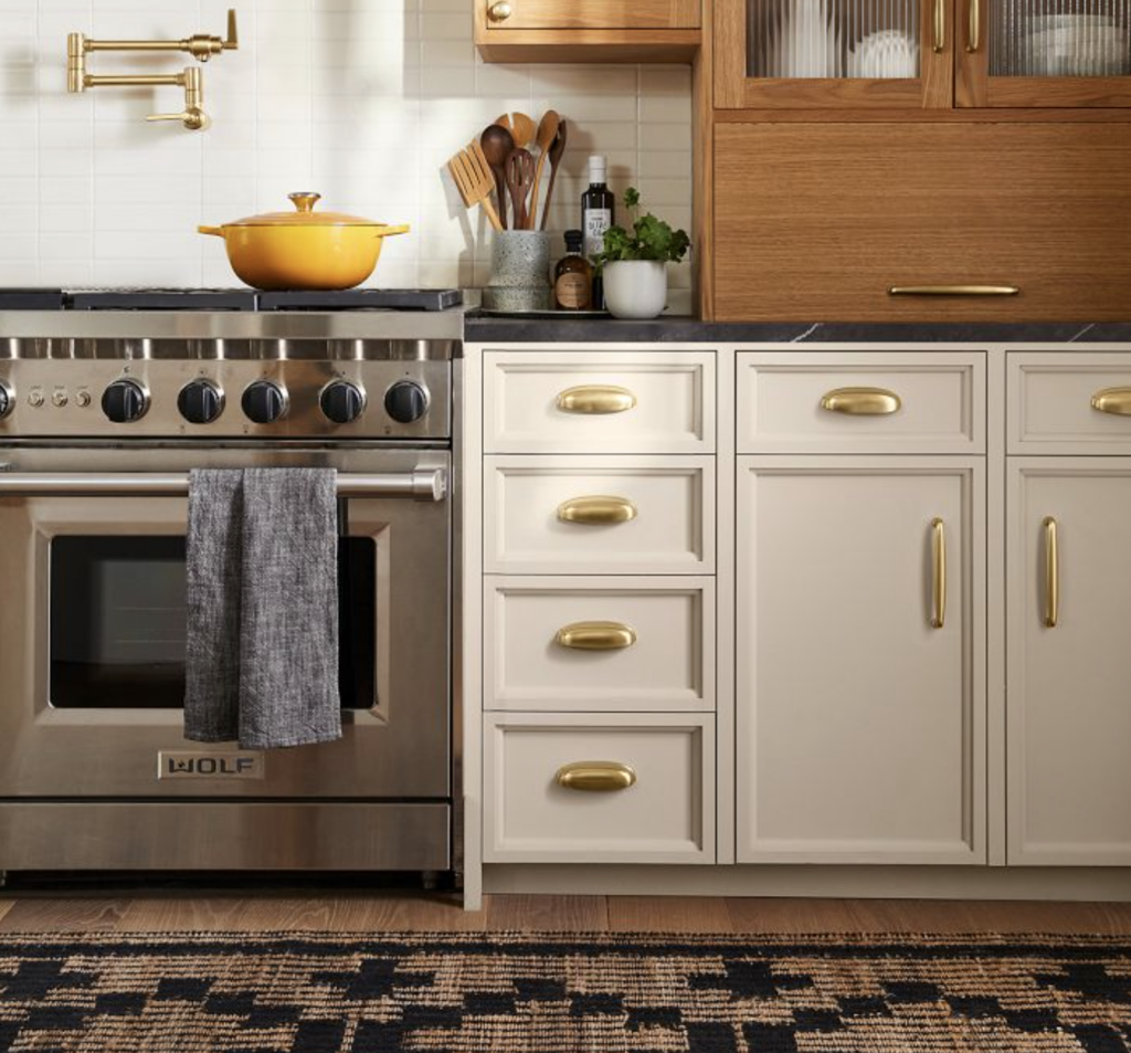 The Proper Height to Mount Drawer Handles on a Kitchen Cabinet